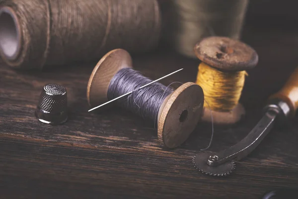 Швейные инструменты, нитки, иглы в стиле винтаэ — стоковое фото