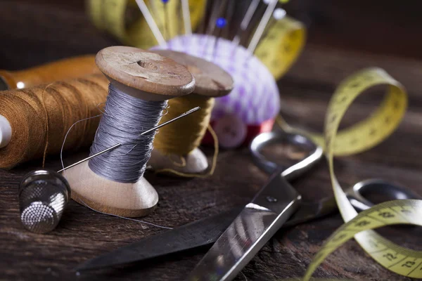 Sömnad instrument, trådar, nålar, spolar och material. — Stockfoto