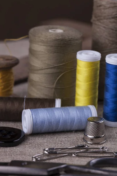 Dikiş aletleri, konu, iğneler, bobin ve malzemeleri.