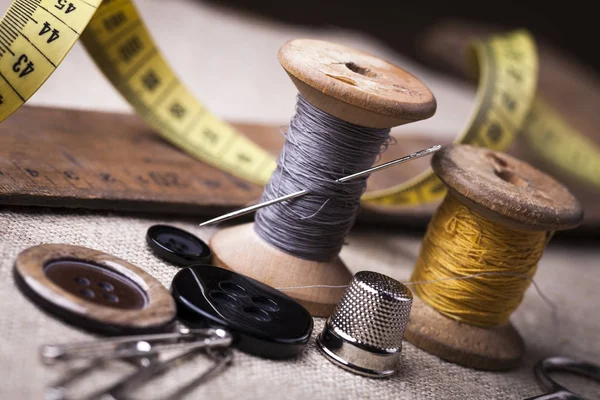 Швейні інструменти, нитки, голки, боби та матеріали . — стокове фото
