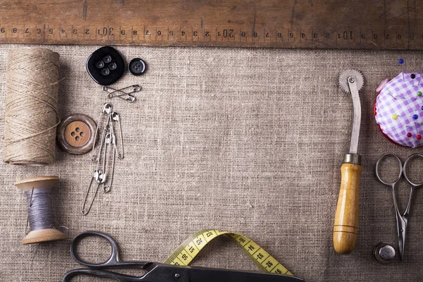 Instrumentos de costura, fios, agulhas, bobinas e materiais . — Fotografia de Stock