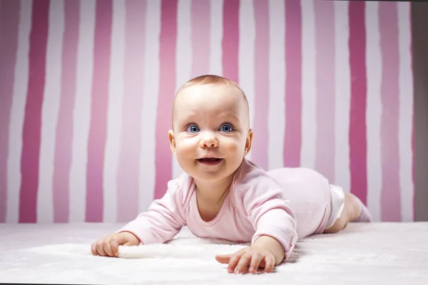 Hermoso retrato infantil sobre fondo colorido . — Foto de Stock