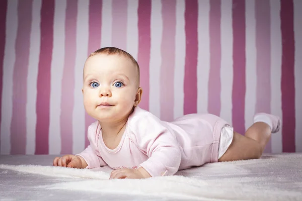 Bellissimo ritratto infantile su sfondo colorato . — Foto Stock