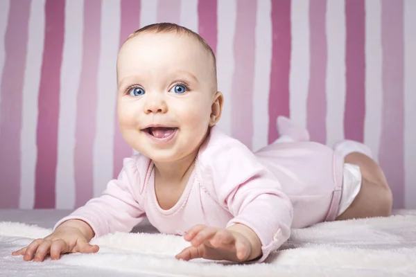 Schöne Säugling Porträt auf buntem Hintergrund. — Stockfoto