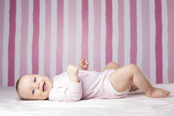 Piękny portret niemowlę na kolorowe tło. — Zdjęcie stockowe