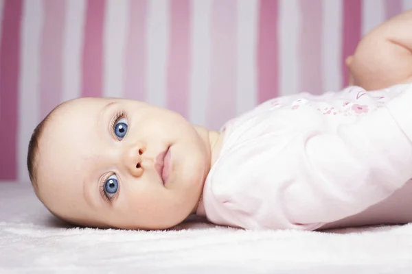 Schöne Säugling Porträt auf buntem Hintergrund. — Stockfoto