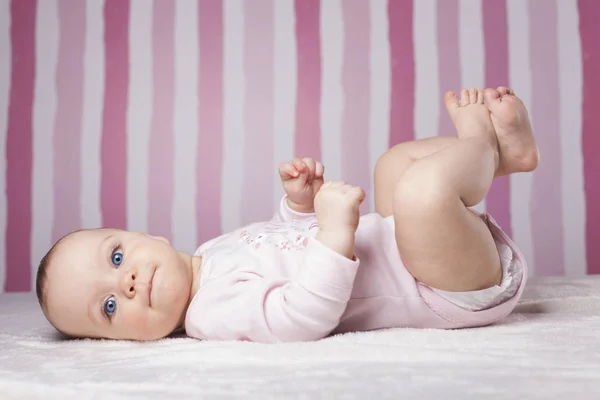 Schöne Säugling Porträt auf buntem Hintergrund. — Stockfoto