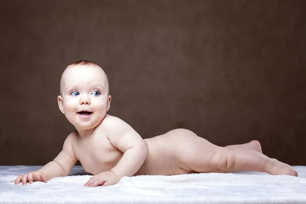 Mooi baby portret op kleurrijke achtergrond. — Stockfoto