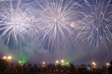 Gece gökyüzünde havai fişekler