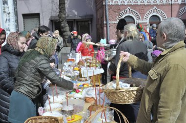 Moskova - 15 Nisan 2017: Kilise bahçesinde - Paskalya töreninde kutsama Paskalya kek, yumurta ve diğer yemekleri.