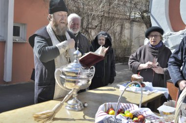 Moskova - 15 Nisan 2017: Kilise bahçesinde - Paskalya töreninde kutsama Paskalya kek, yumurta ve diğer yemekleri.