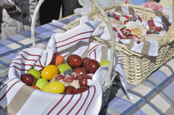 Bahçesinde Kutsal Cumartesi günü mübarek olmak Moskova'nın kilise, tablo Easter gıdaların örnekleme içeren sepetleri.