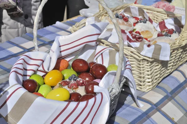 篮子包含复活节食物的抽样在莫斯科的教堂院子的桌子上 祝福在神圣的星期六 — 图库照片#