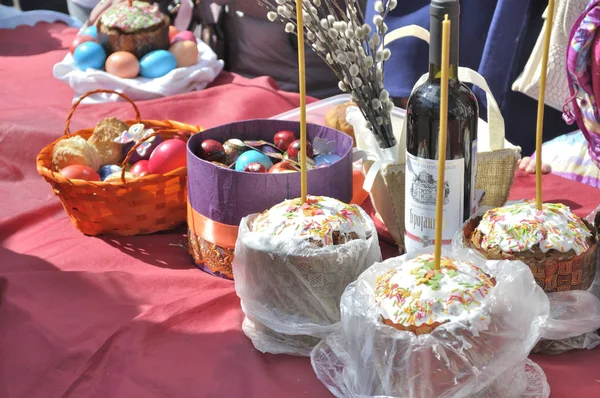 Moscow Abril 2017 Cestas Contendo Uma Amostra Alimentos Páscoa Mesa — Fotografia de Stock