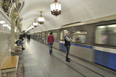 MOSCOW, RUSSIA - 6 Mayıs 2017: İnsanlar metro istasyonunda tren bekliyor.