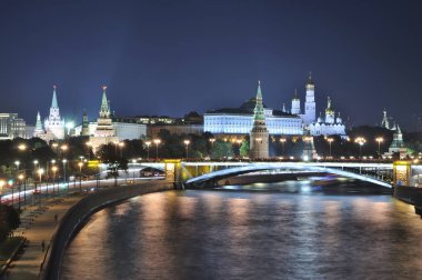 Moskova Kremlin 'i ve Moskva Nehri üzerindeki köprüyü gece görüşü.