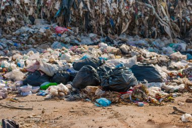 Atık kumaş ve plastik köpük endüstriyel bölgelerden ve kentsel toplumlardan atıklar uygun yönetim olmaksızın uygun olmayan bir şekilde atılıyor..