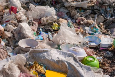 Atık kumaş ve plastik köpük endüstriyel bölgelerden ve kentsel toplumlardan atıklar uygun yönetim olmaksızın uygun olmayan bir şekilde atılıyor..