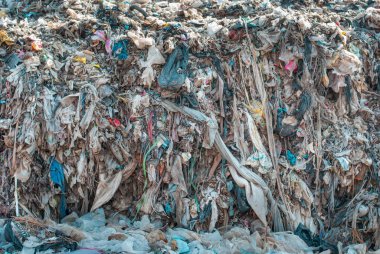 Atık kumaş ve plastik köpük endüstriyel bölgelerden ve kentsel toplumlardan atıklar uygun yönetim olmaksızın uygun olmayan bir şekilde atılıyor..