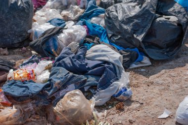 Atık kumaş ve plastik köpük endüstriyel bölgelerden ve kentsel toplumlardan atıklar uygun yönetim olmaksızın uygun olmayan bir şekilde atılıyor..