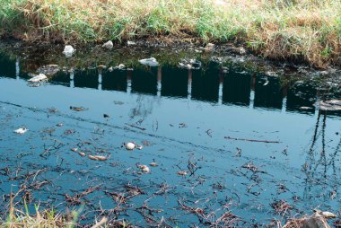 Atık kumaş ve plastik köpük endüstriyel bölgelerden ve kentsel toplumlardan atıklar uygun yönetim olmaksızın uygun olmayan bir şekilde atılıyor..