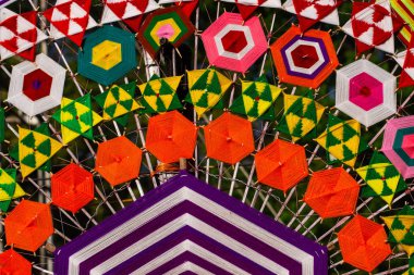 Tayland 'daki dini festivallerde kutlamak için renkli ipliklerden yapılan çokgen arkaplan