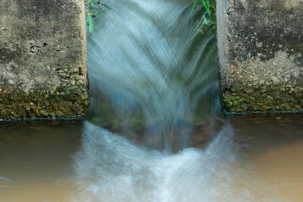 Water Flows Floodgate Irrigation Canal Quickly Water Management Irrigation System — Stock Photo, Image