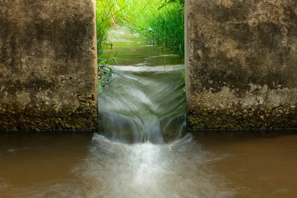 Water Flows Floodgate Irrigation Canal Quickly Water Management Irrigation System — Stock Photo, Image