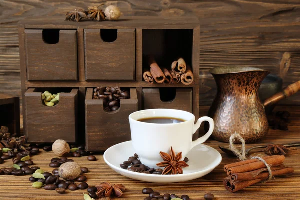 Svart kaffe och kryddor — Stockfoto