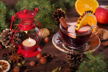 Noel mulled şarap ve malzemeler