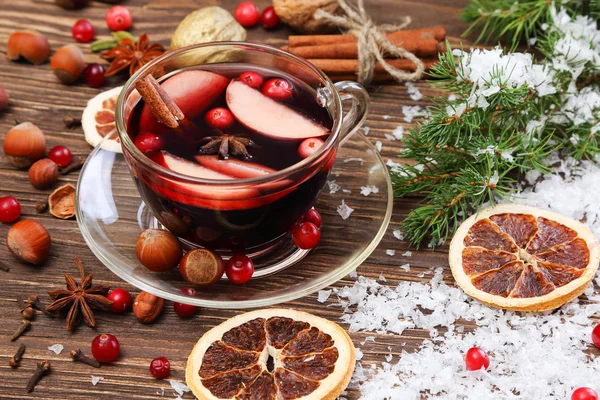 Vino caliente de Navidad e ingredientes —  Fotos de Stock