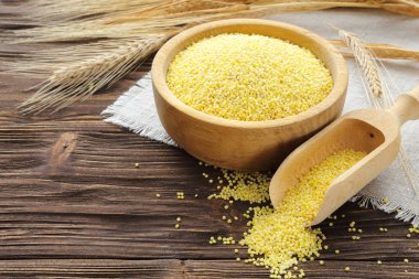 Bir kase ve buğday kulakları darı 