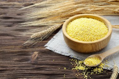 Bir kase ve buğday kulakları darı 