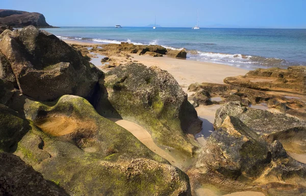 Morze i skały na plaże Papagayo w miejscowości Playa — Zdjęcie stockowe