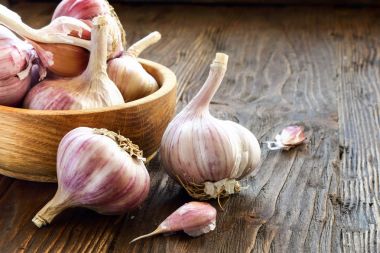 Tahta bir kasede sarımsak 