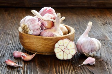 Tahta bir kasede sarımsak 