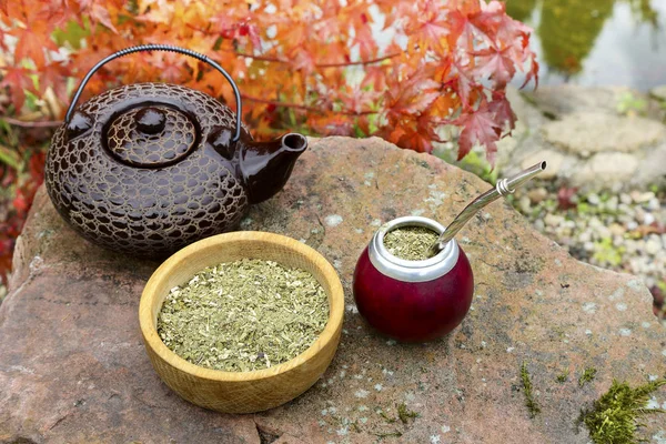 Mate tea a lopótök, egy kő asztal a kertben — Stock Fotó