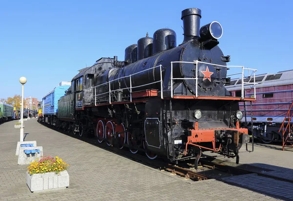 Velha locomotiva a vapor nas vias férreas — Fotografia de Stock