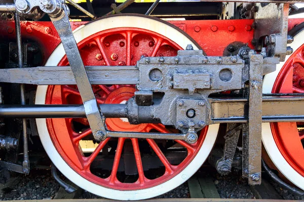 Wiel van de oude locomotief van rode kleur — Stockfoto