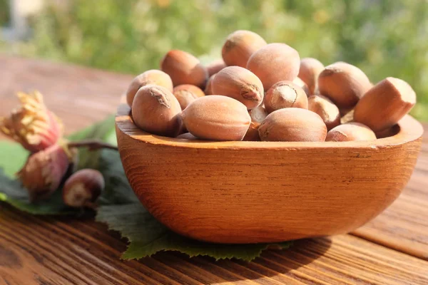 Avellanas en un tazón de madera — Foto de Stock