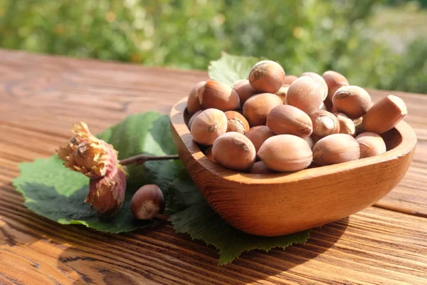 Nocciole in una ciotola di legno — Foto Stock