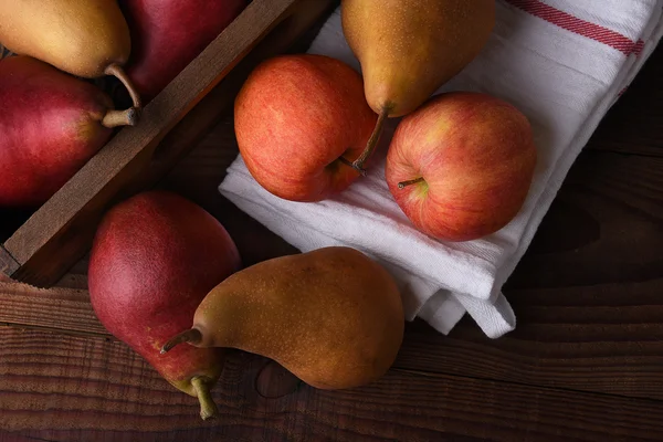 Peras y manzanas frescas recogidas — Foto de Stock