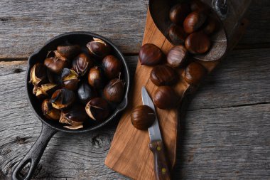 Kavrulmuş kestane ve pişmemiş kova dökmek