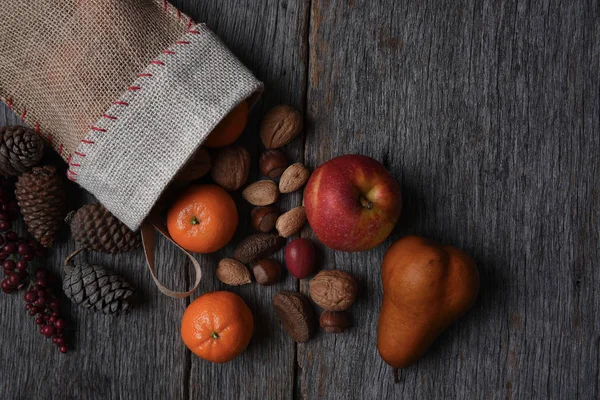 Calza di Natale con frutta e noci — Foto Stock