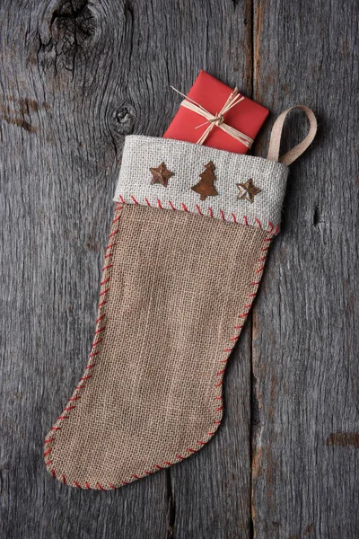 Weihnachtsstrumpf mit rot verpacktem Geschenk — Stockfoto