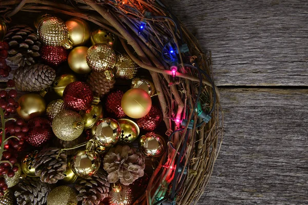 树枝圣诞花圈和装饰品 — 图库照片