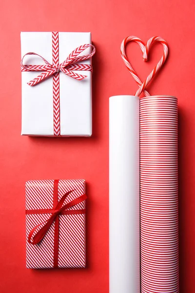 Dois presentes de Natal embrulhados com papel correspondente — Fotografia de Stock