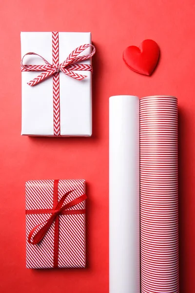 Deux cadeaux enveloppés avec coeur rouge — Photo