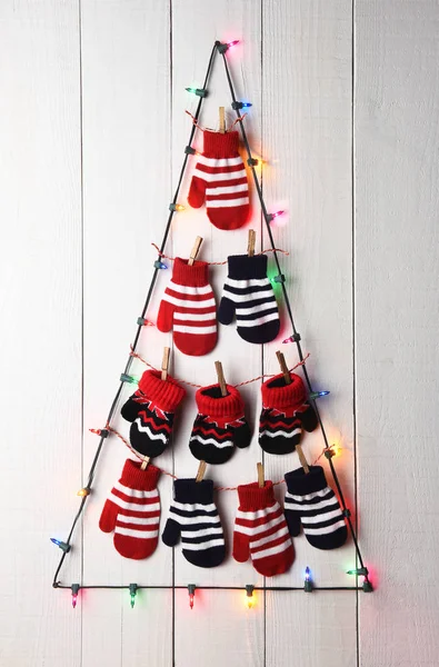 Χριστουγεννιάτικο δέντρο φώτα και γάντια — Φωτογραφία Αρχείου