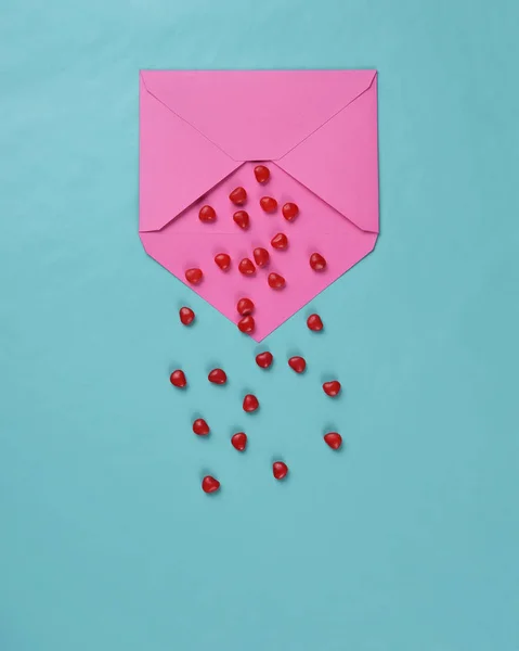 Ροζ Envelpoe με κόκκινες καρδιές καραμέλα — Φωτογραφία Αρχείου